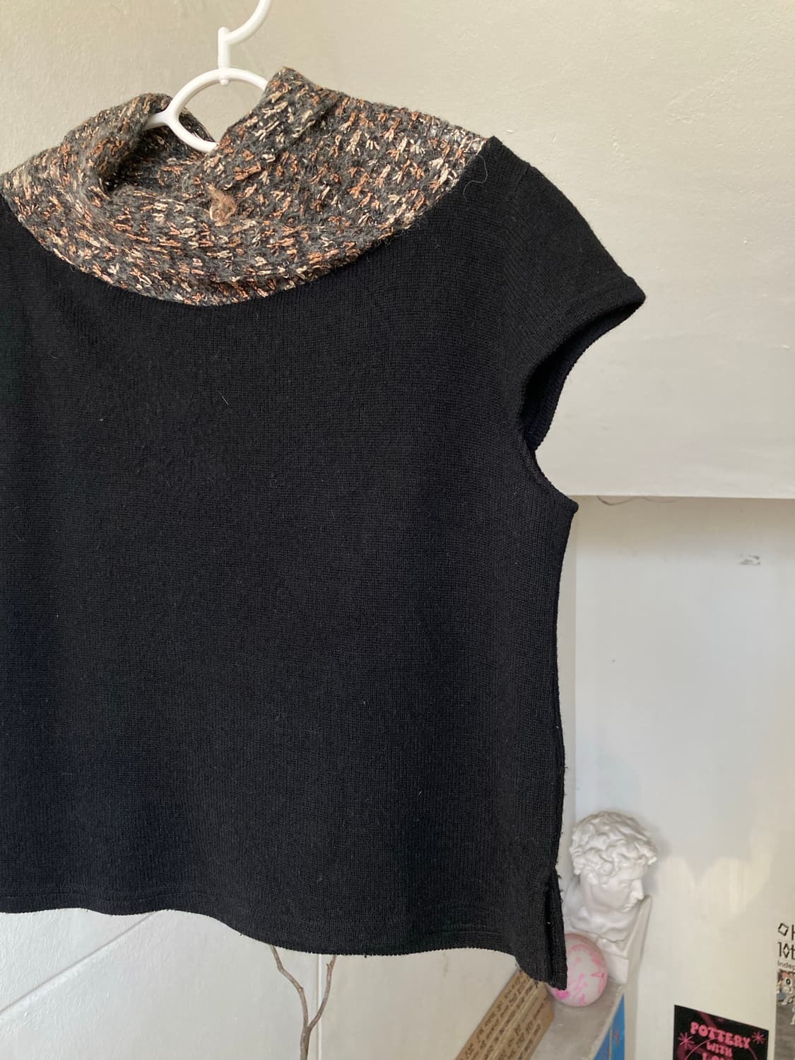 넥 디테일 캡소매 크롭 니트 상품이미지3