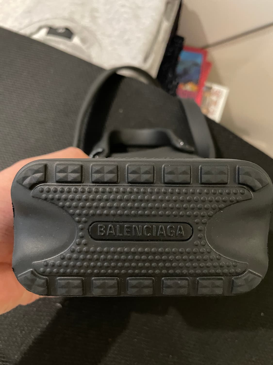 발렌시아가 크록스 폰홀더 러버백 상품이미지3