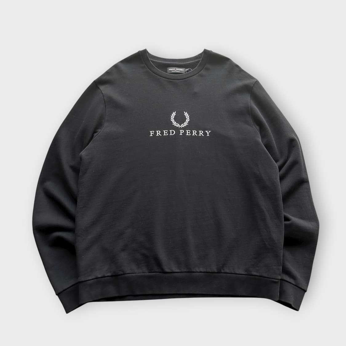 프레드페리 블랙 스펠아웃 맨투맨 상품이미지1