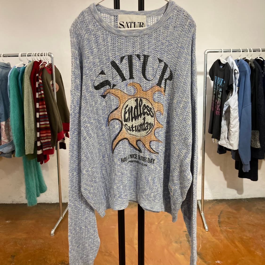 세터(SATUR) 로고 자수 네트 니트 상품이미지5