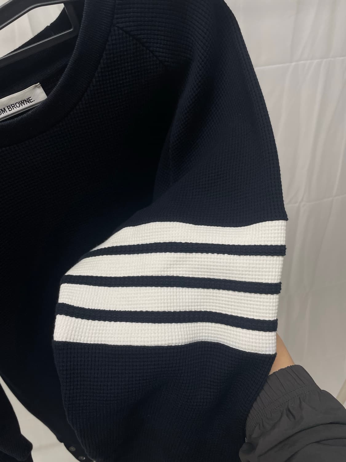 톰브라운 사선완장 래글런 와플 니트 맨투맨 [4] 상품이미지3