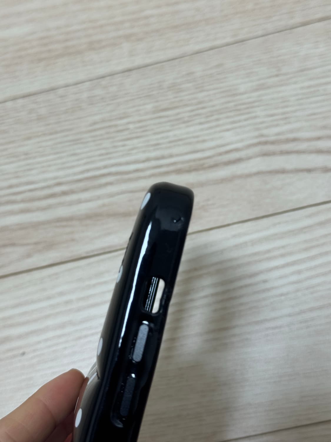 어반소피스티케이션 아이폰 15프로 도트 패딩케이스 상품이미지5