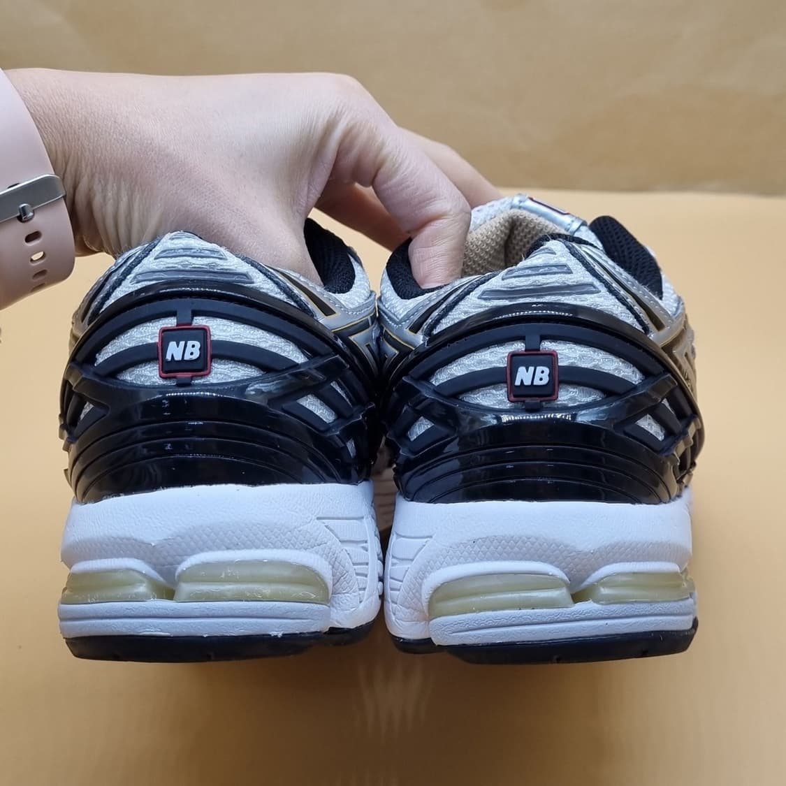 뉴발란스1906R 화이트골드 여성운동화235. 상품이미지4