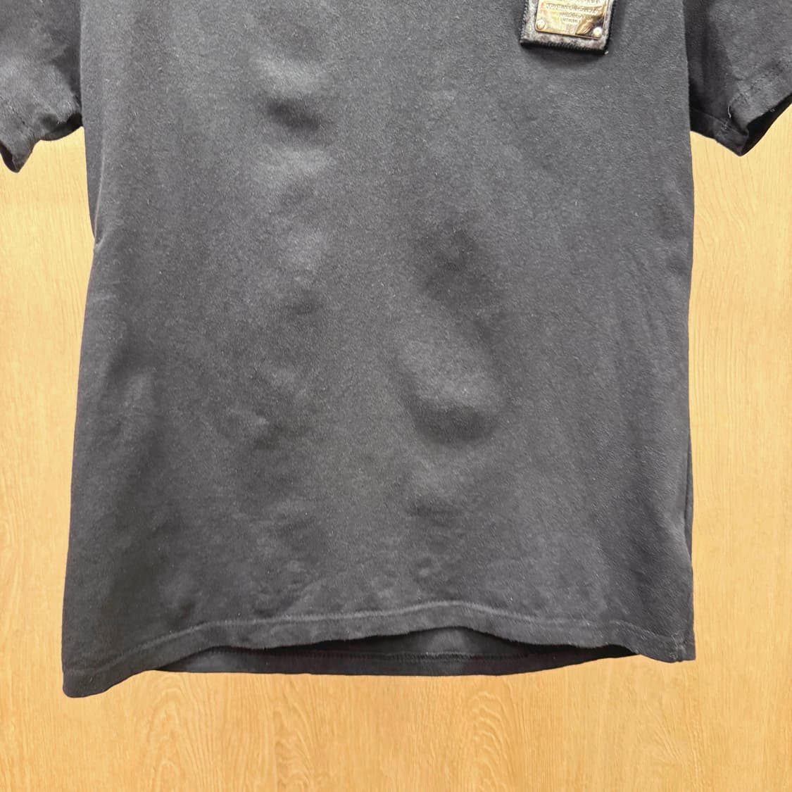 돌체앤가바나 브이넥 반팔 티셔츠 메탈 로고 패치 디테일 블랙 상품이미지5