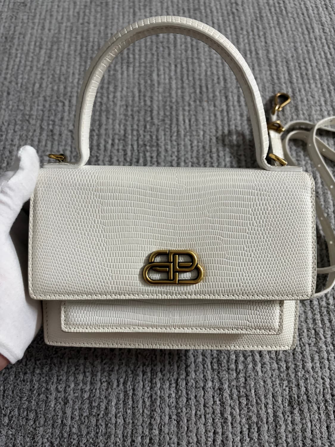 발렌시아가 BB 샤프 사첼백 화이트  상품이미지2