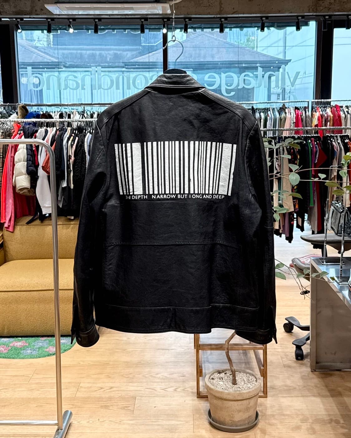 코모도 블랙 바코드 프린팅 쉽스킨 자켓  상품이미지1