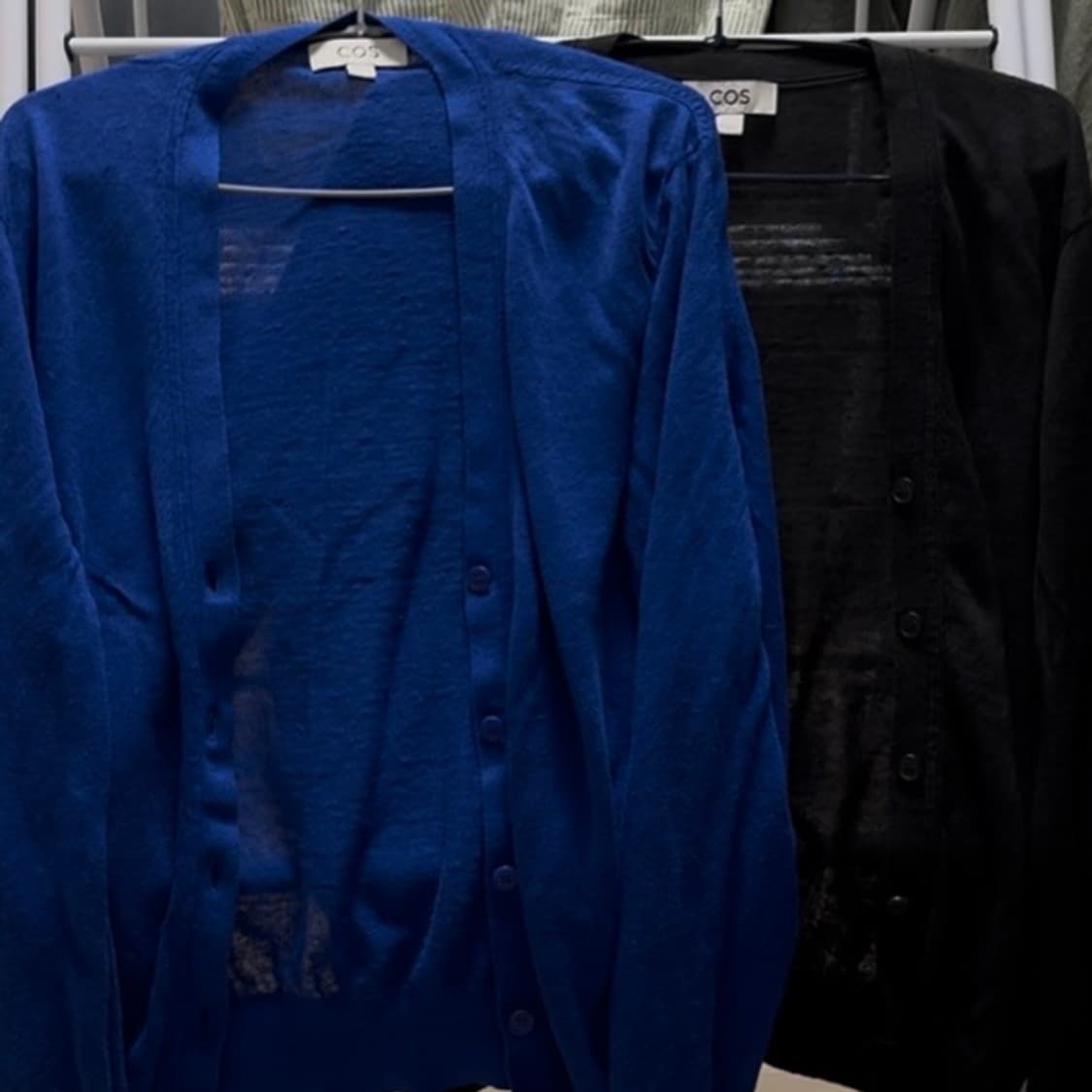 cos 코스 V-NECK LINEN CARDIGAN 린넨 가디건, 검정 상품이미지3