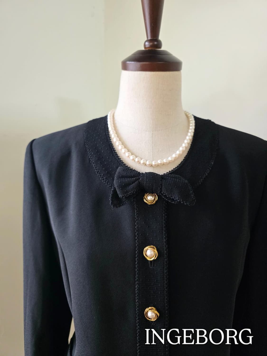 INGEBORG 잉게보르그 블랙 각인 단추 리본 포인트 자켓 상품이미지1