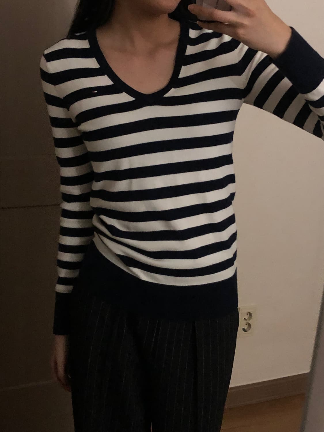 타미힐피거 스트라이프 브이넥 니트 상품이미지1