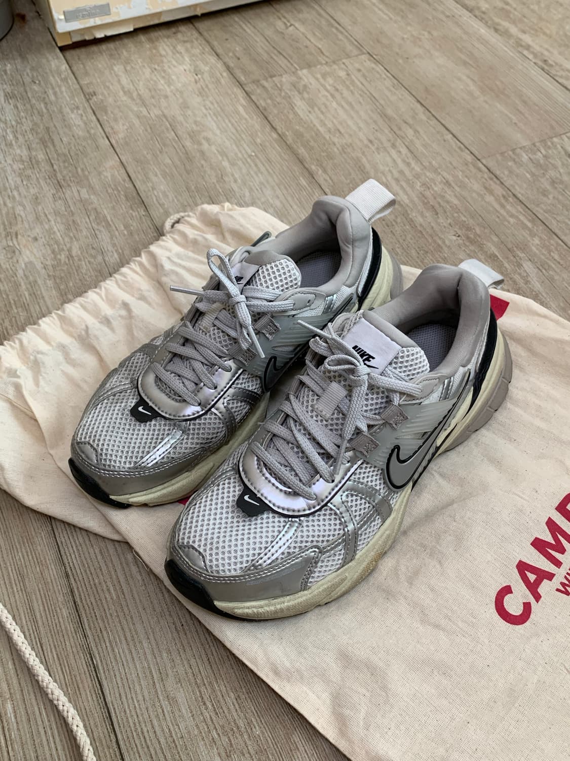 나이키 V2K 런 W 아이언 화이트:메탈릭 실버 상품이미지3