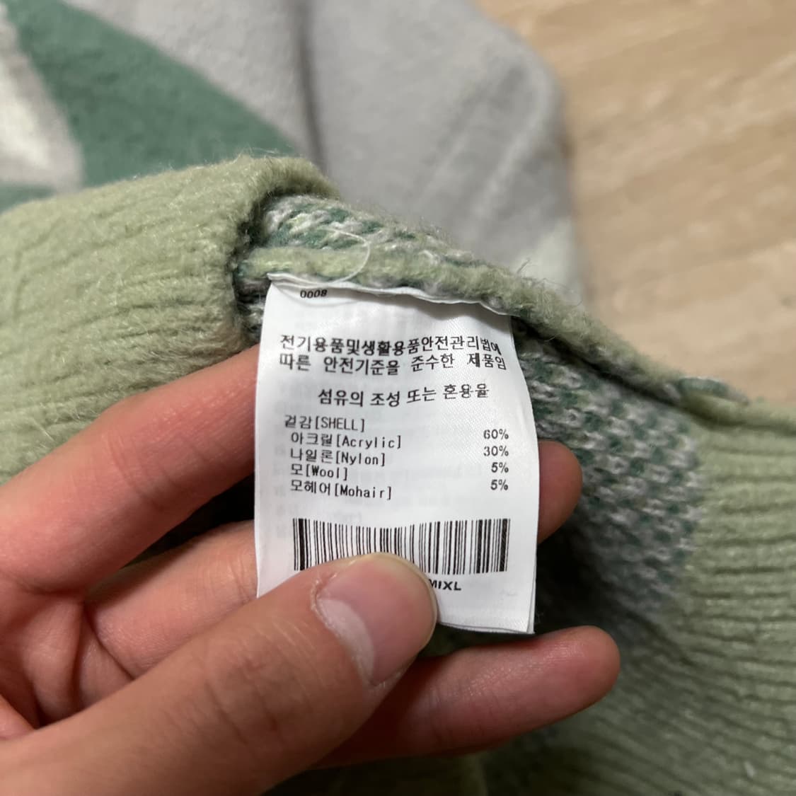 포근한 모헤어와 모직 소재가 혼용되어 보온성이 뛰어나며, 전면의 큼지막한 상품이미지5