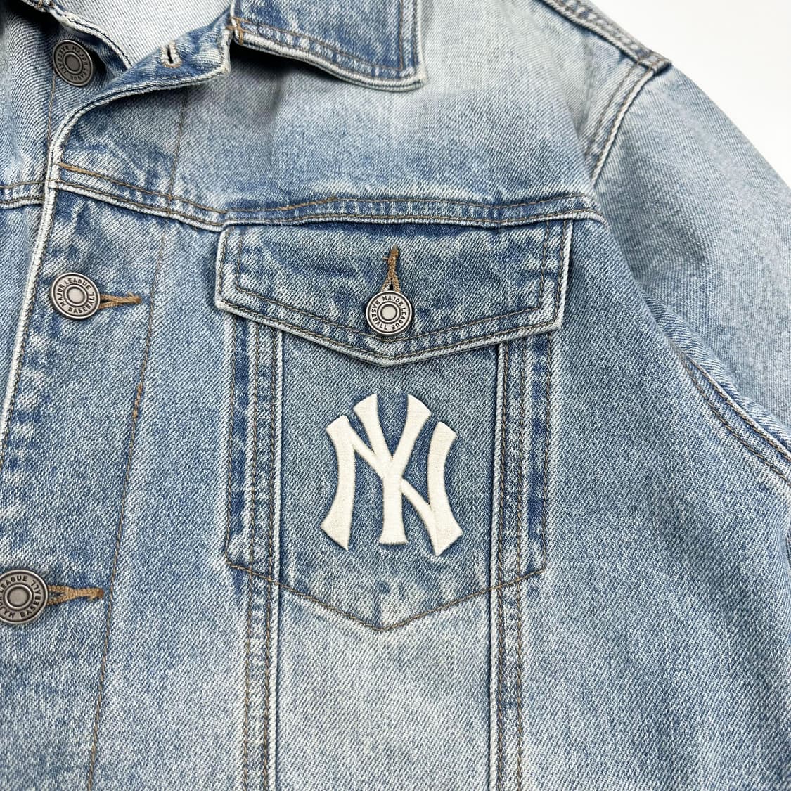MLB 뉴욕양키스 백로고 트러커 데님 청자켓 (M) 상품이미지4