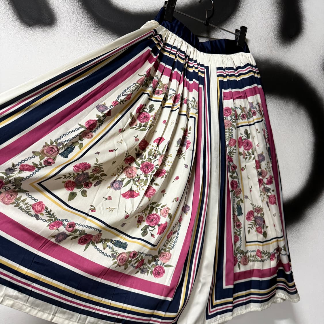 액시즈팜 오리엔탈 에스닉 풀 패턴 새틴 플레어 롱 스커트 상품이미지3