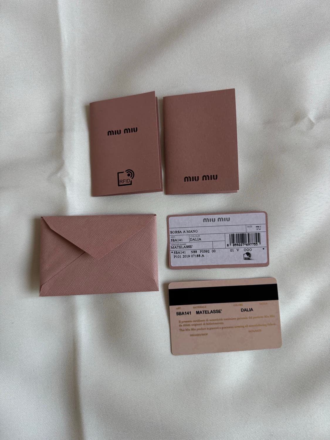 미우미우 마틀라쎄 나파 레더 토트백 상품이미지4