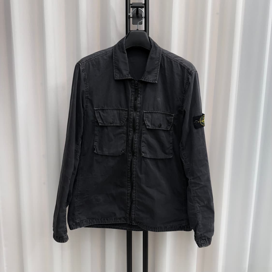 [백화점/ XL] 스톤아일랜드 올드이펙트 투 포켓 오버셔츠 블랙 상품이미지1