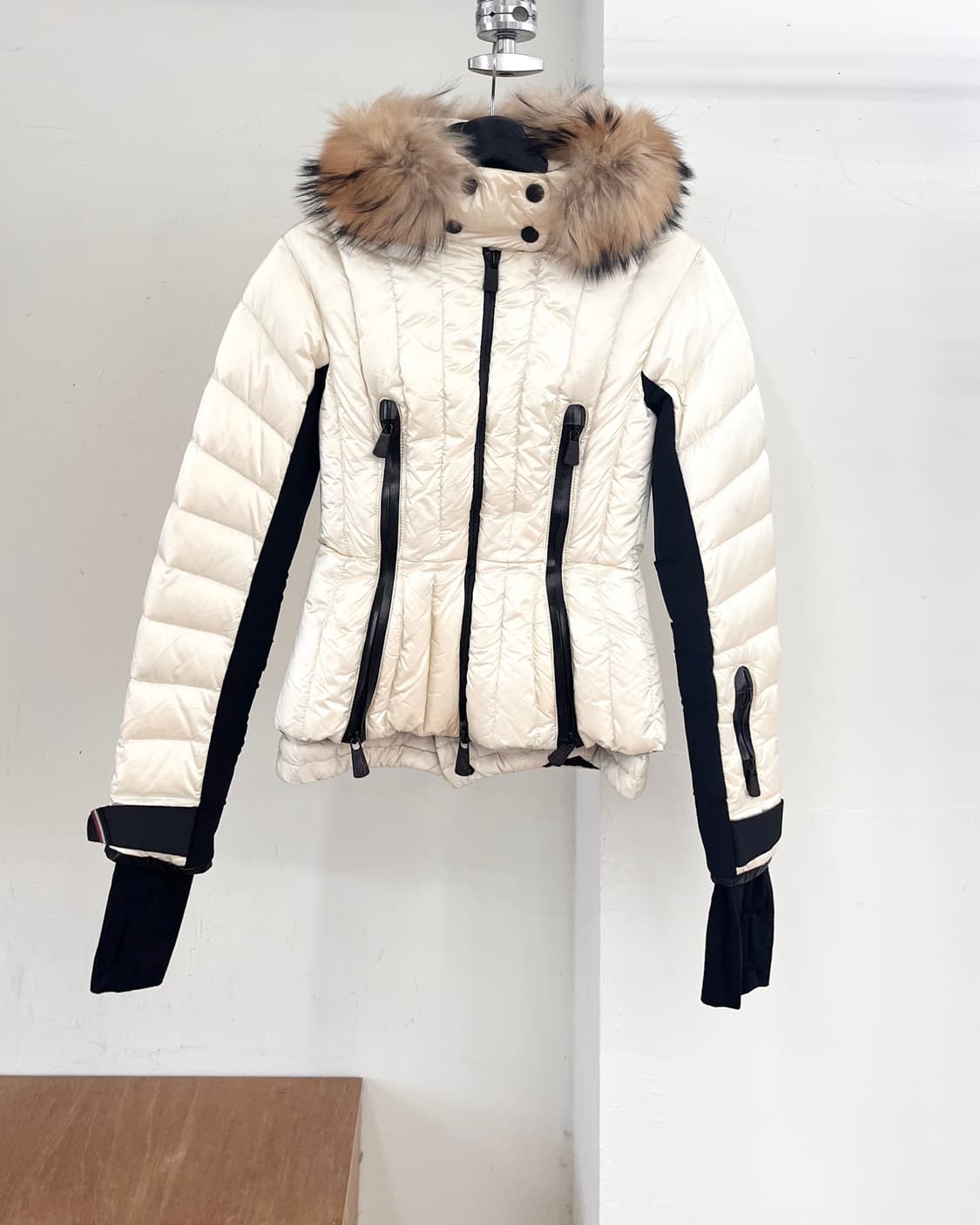 몽클레어 오프화이트 그레노블 브르쉬 다운 자켓 상품이미지1