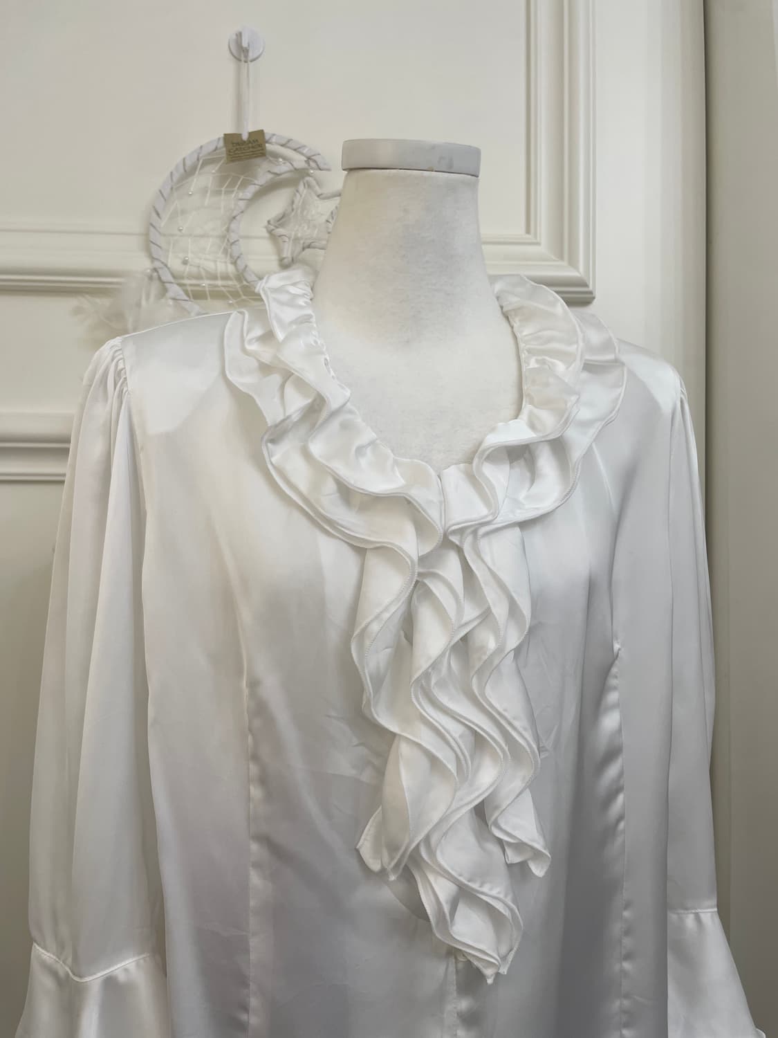 white ruffle point satin blouse 상품이미지6