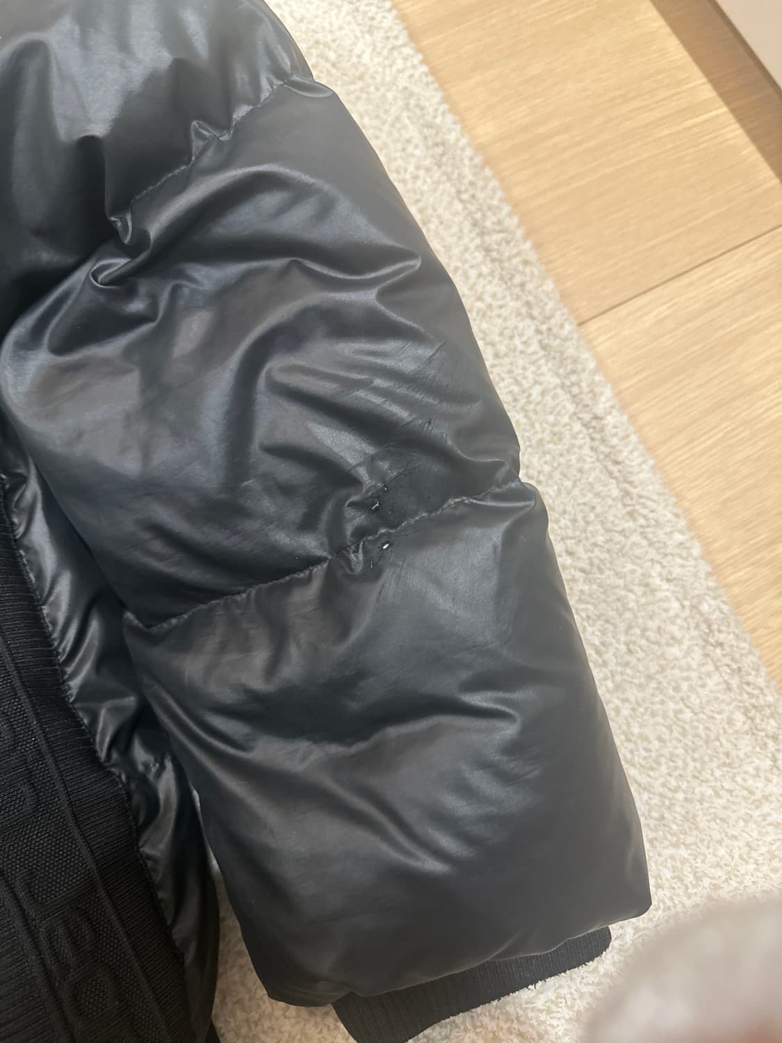 CK 캘빈클라인 유광 패딩 팝니다(정가30) 상품이미지5