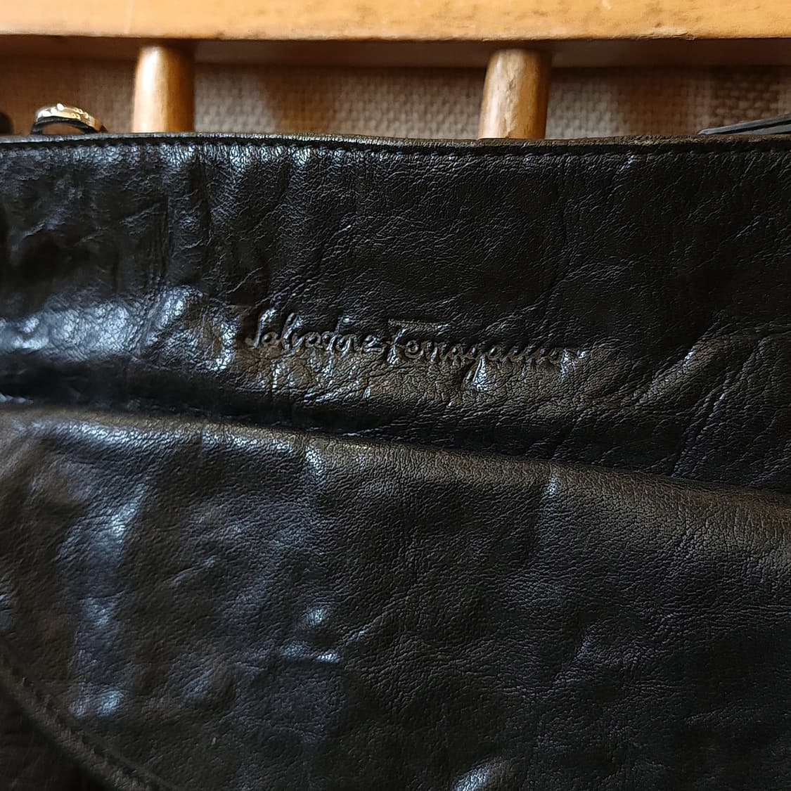 살바토레 페라가모 주름가공 가죽 크로스 백 메신져백 상품이미지4