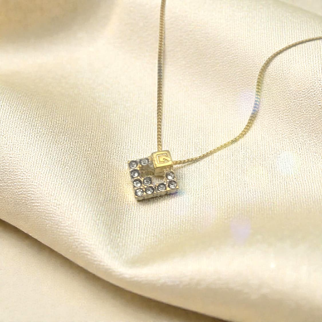 지방시 로고 큐빅 스퀘어 골드 목걸이
​ 상품이미지1