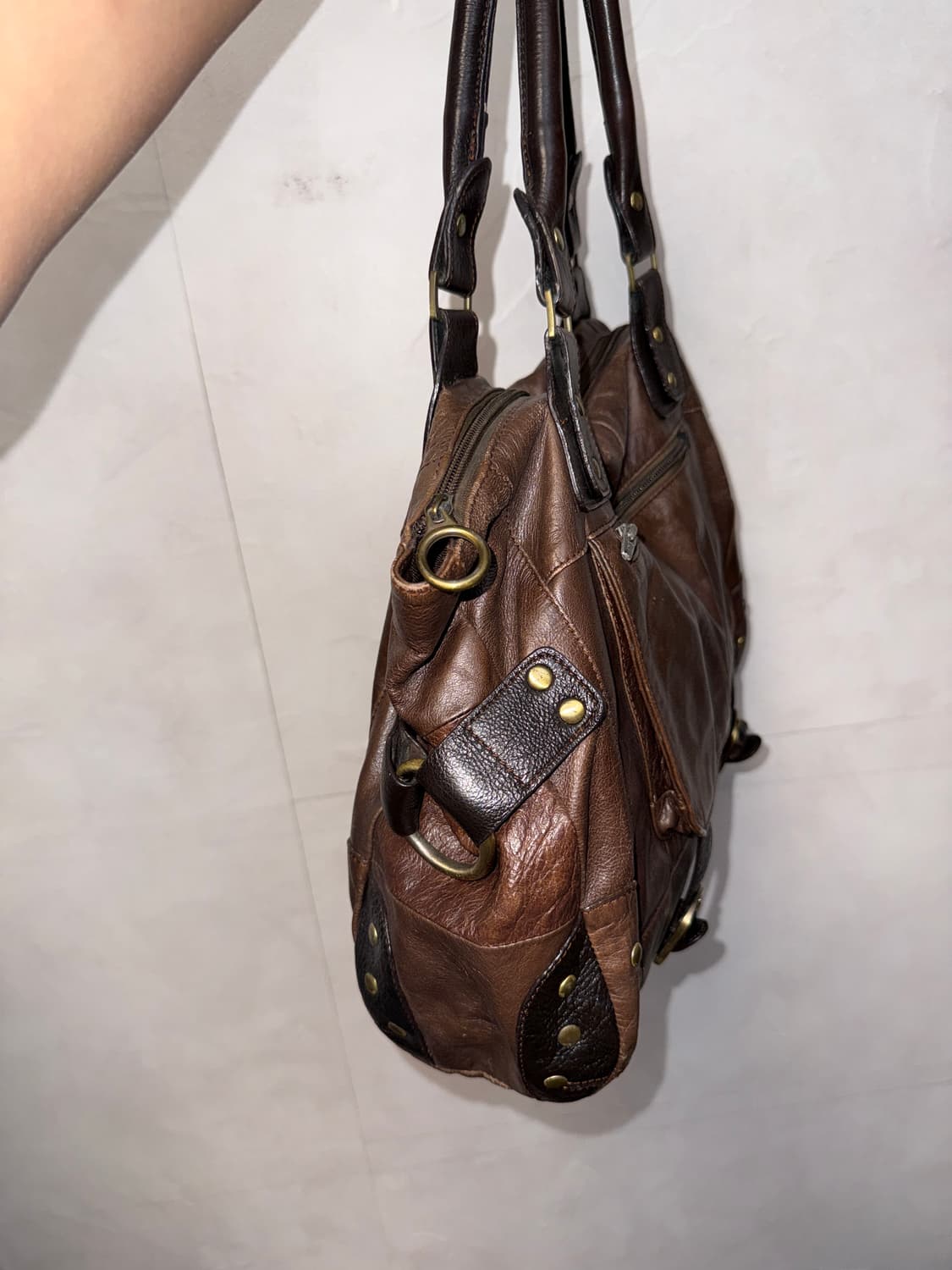 Brown stud buckled leather shoulder bag 상품이미지3
