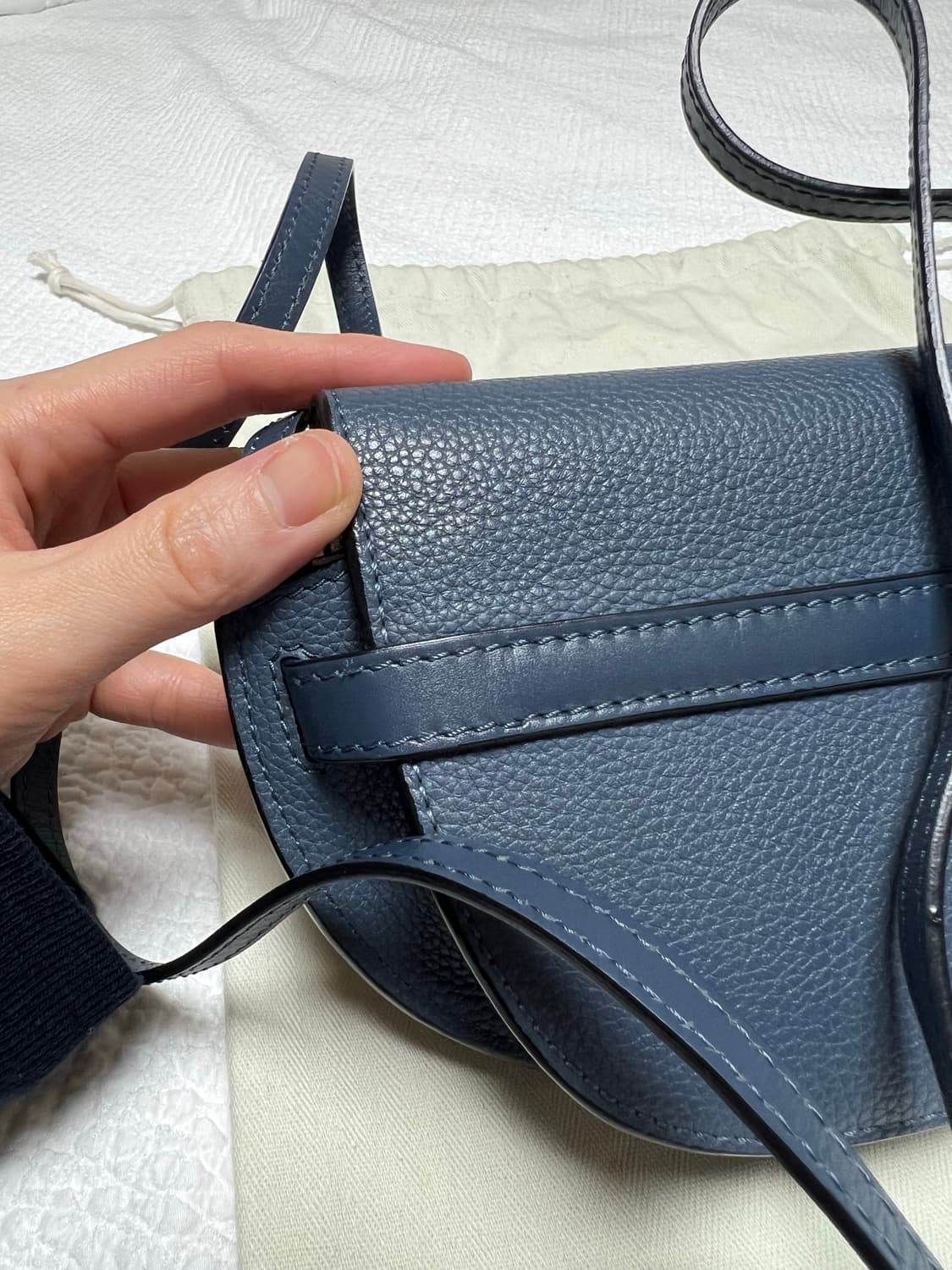 로에베 게이트백 미니 오닉스 블루 컬러 상품이미지4