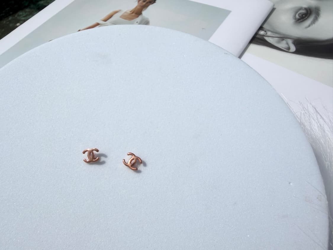 샤넬 미니 로고 이어링 골드 상품이미지3