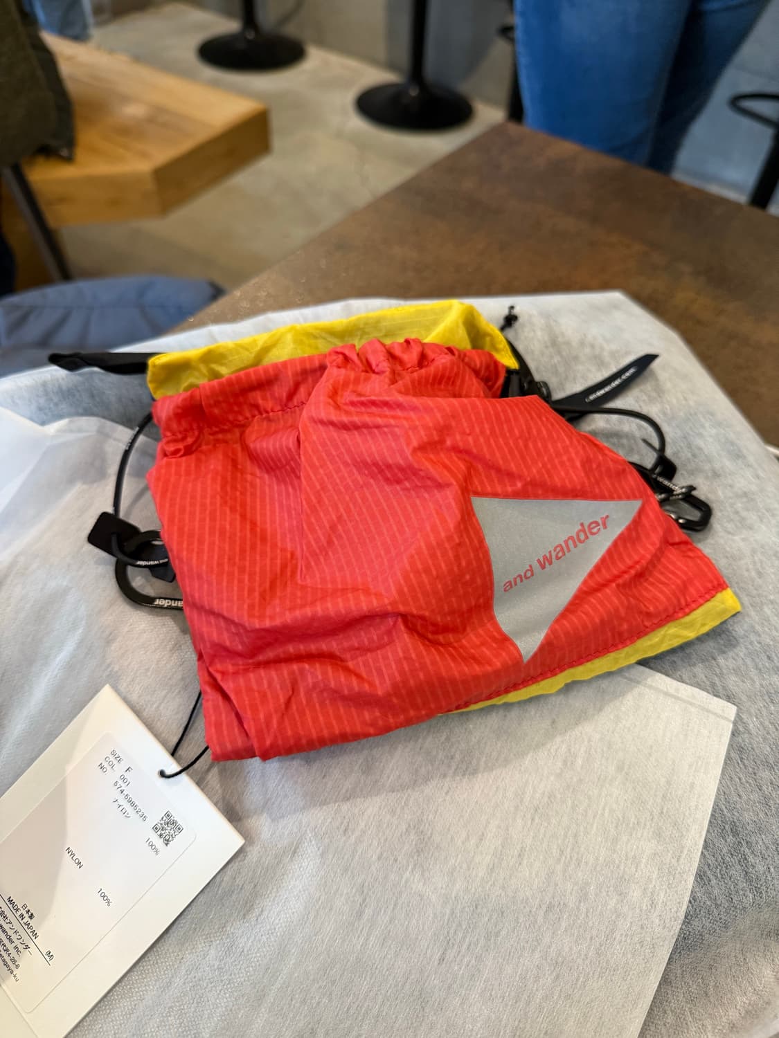 앤드원더 크로스 백 오사카 미나미센바점  텍 달린 새상품 앞에는 빨강 뒤 상품이미지3