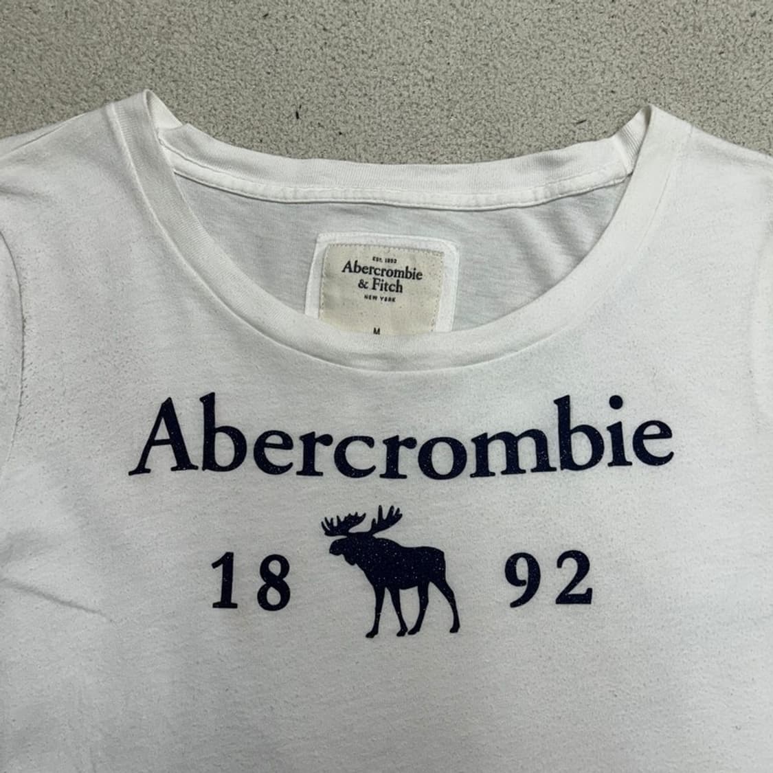 ABERCROMBIE & FITCH 센터로고 화이트 반팔티 M 상품이미지4
