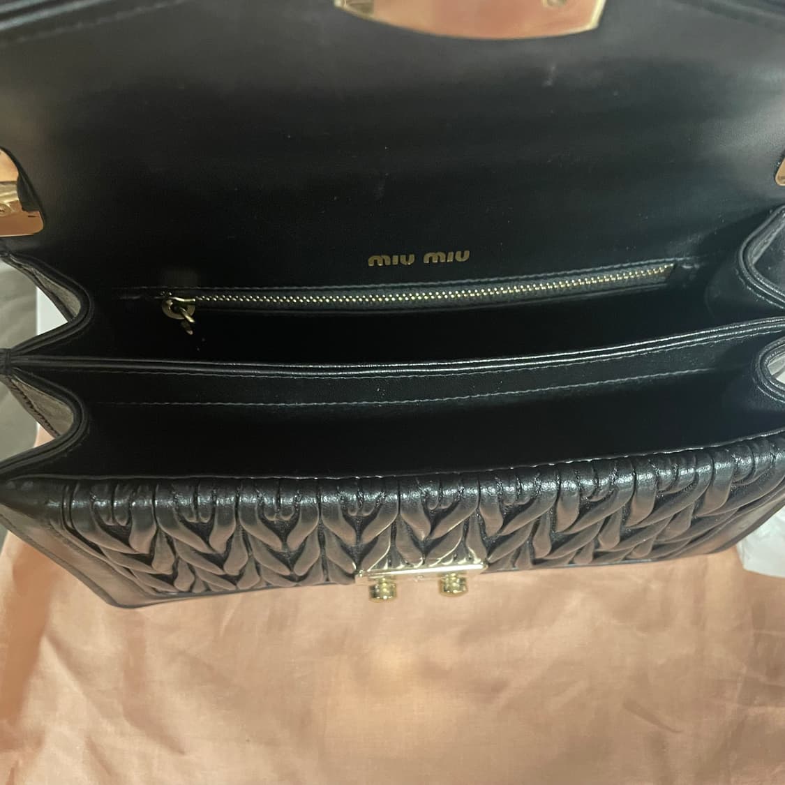 미우미우 컨피덴셜 마테라쎄 패딩 스트랩 상품이미지9