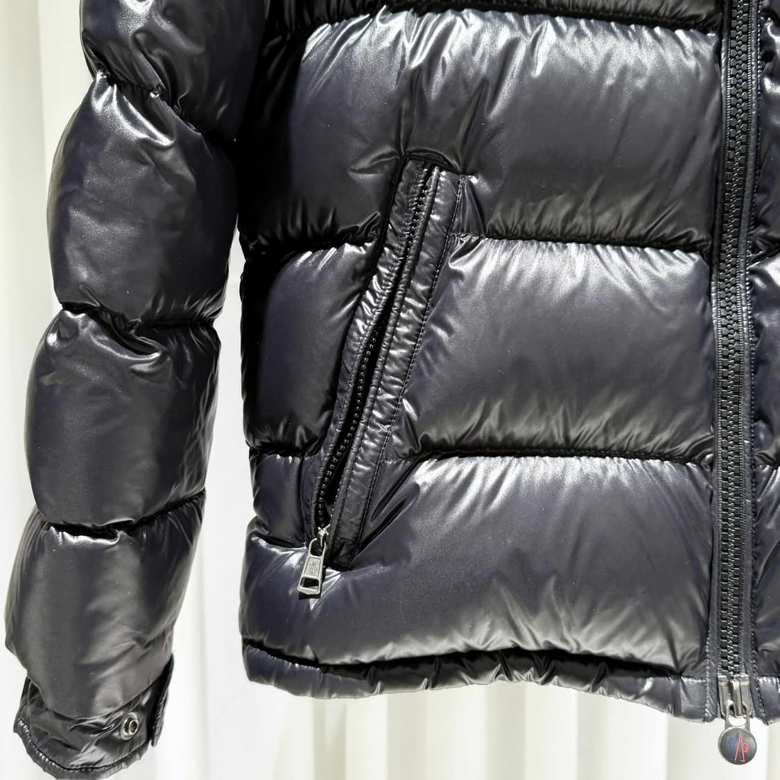 2 / 몽클레어 마야 MAYA 유광 블랙 숏 패딩 상품이미지4
