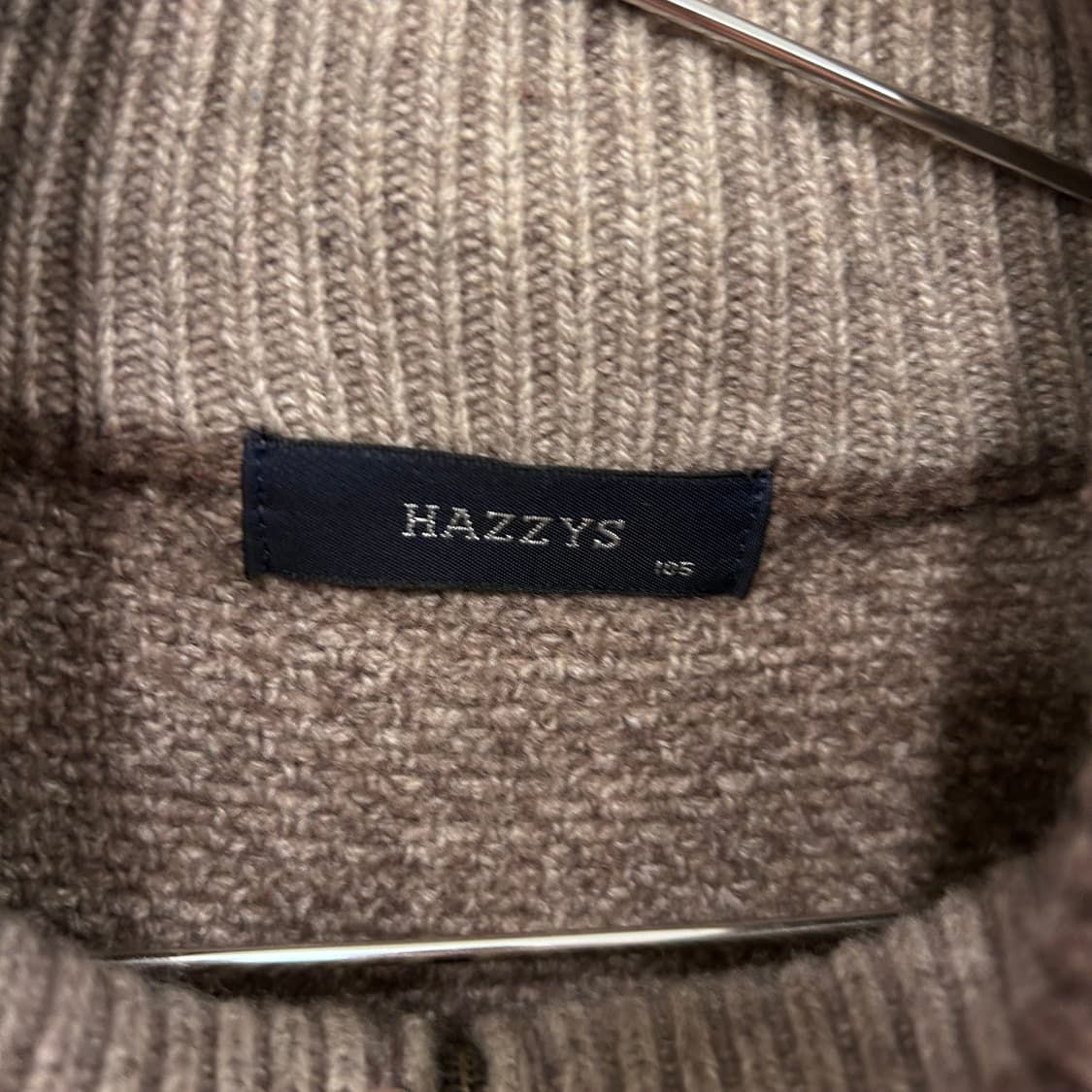 헤지스 스몰로고 울 부클 하이넥 니트 상품이미지3