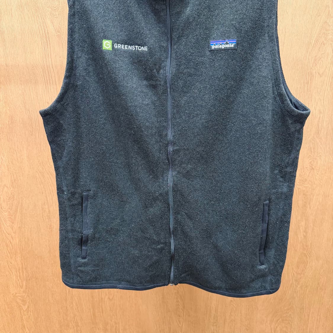 파타고니아 하이넥 플리스 베스트 집업 로고 자수 디테일 레귤러핏 블랙 상품이미지5