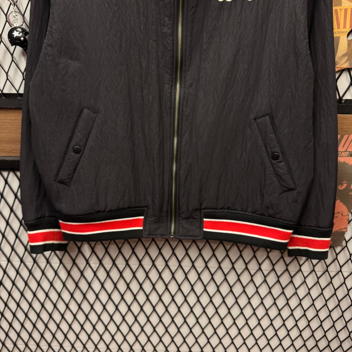 널디 리버시블 봄버 바시티자켓 후면 프린팅 포인트 레드 블랙 상품이미지6