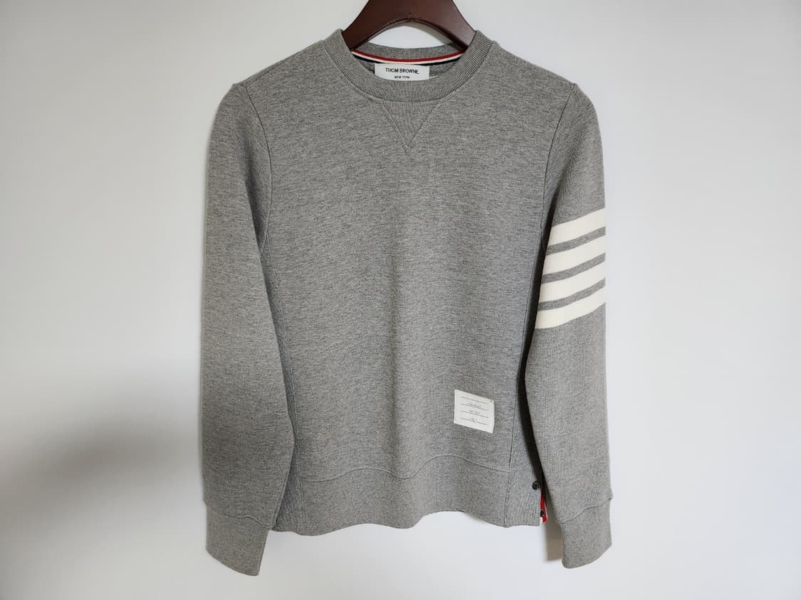 [0] 톰브라운 그레이 사선완장 맨투맨 MJT021H 상품이미지1