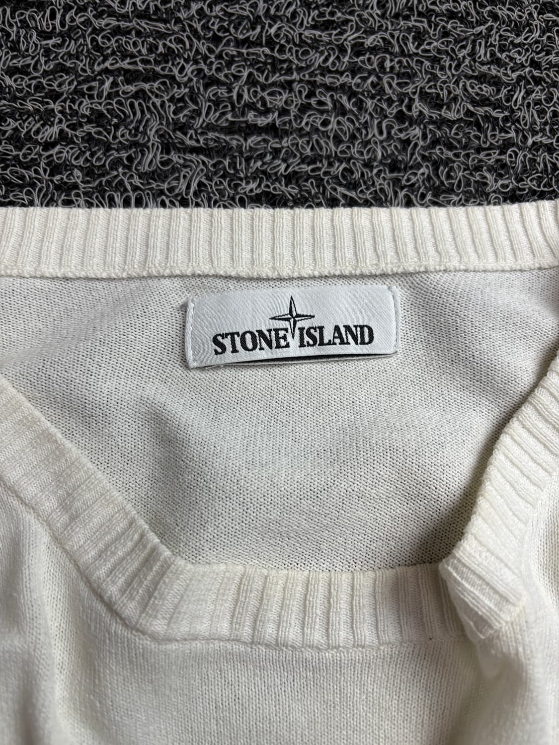 스톤아일랜드 사이드 와펜 미니멀 라운드넥 니트 2317 상품이미지3