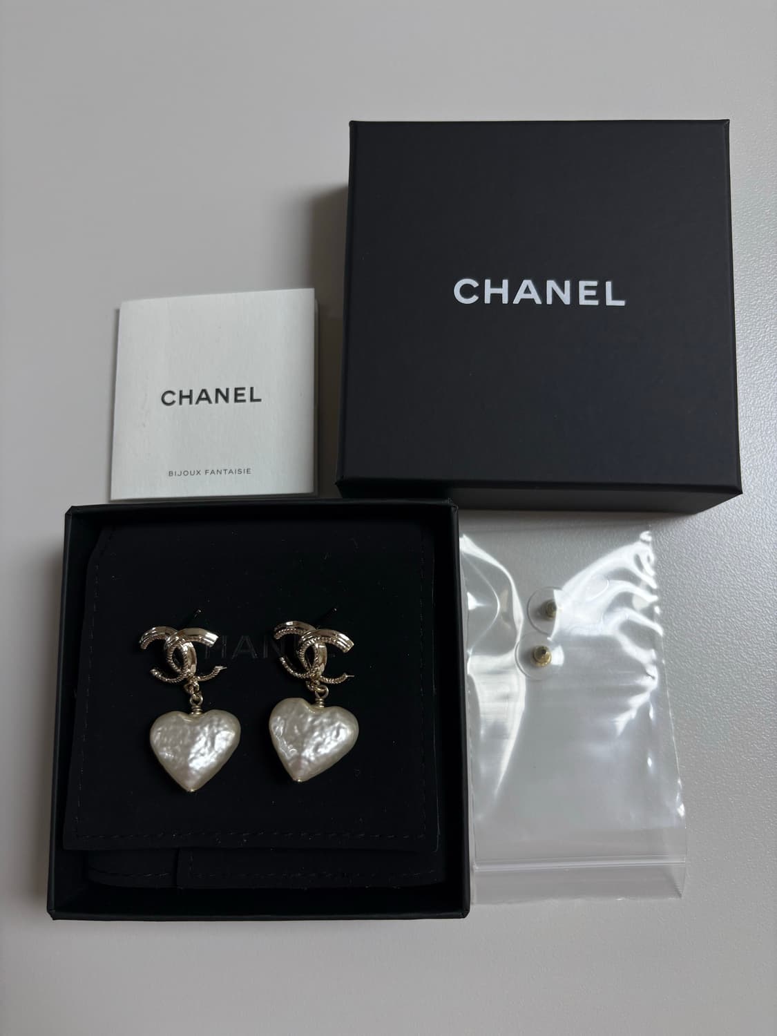 샤넬 로고 레진 진주 하트 귀걸이 상품이미지2