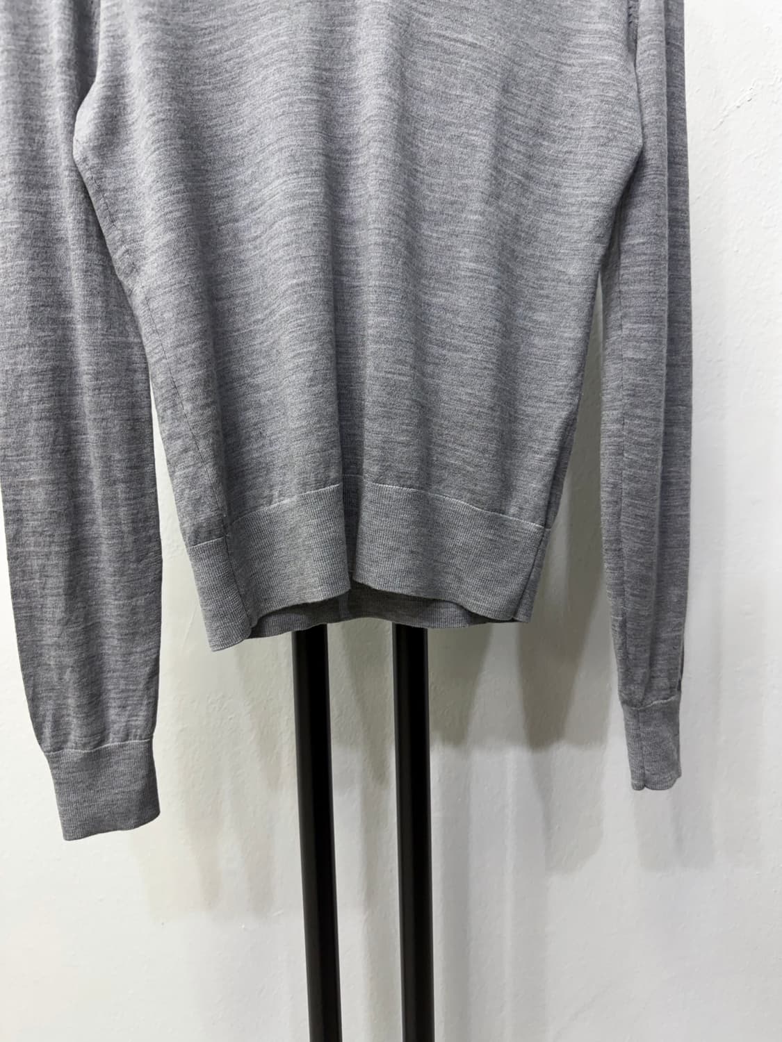 정품) Theory 띠어리 그레이 V넥 니트 P 상품이미지4