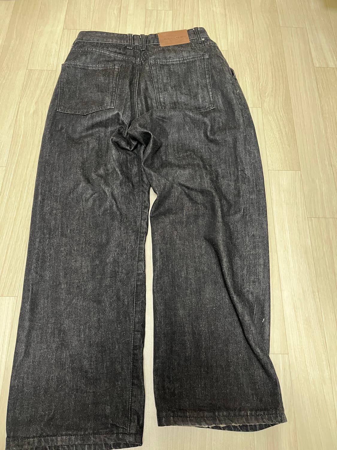 비슬로우 COMFY ONE TUCK SELVAGE DENIM 흑청 상품이미지4