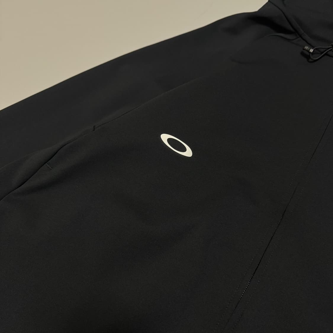 오클리(OAKLEY) 블랙 인핸스 그리드 폴리에스터 후드 윈드브레이커 상품이미지5