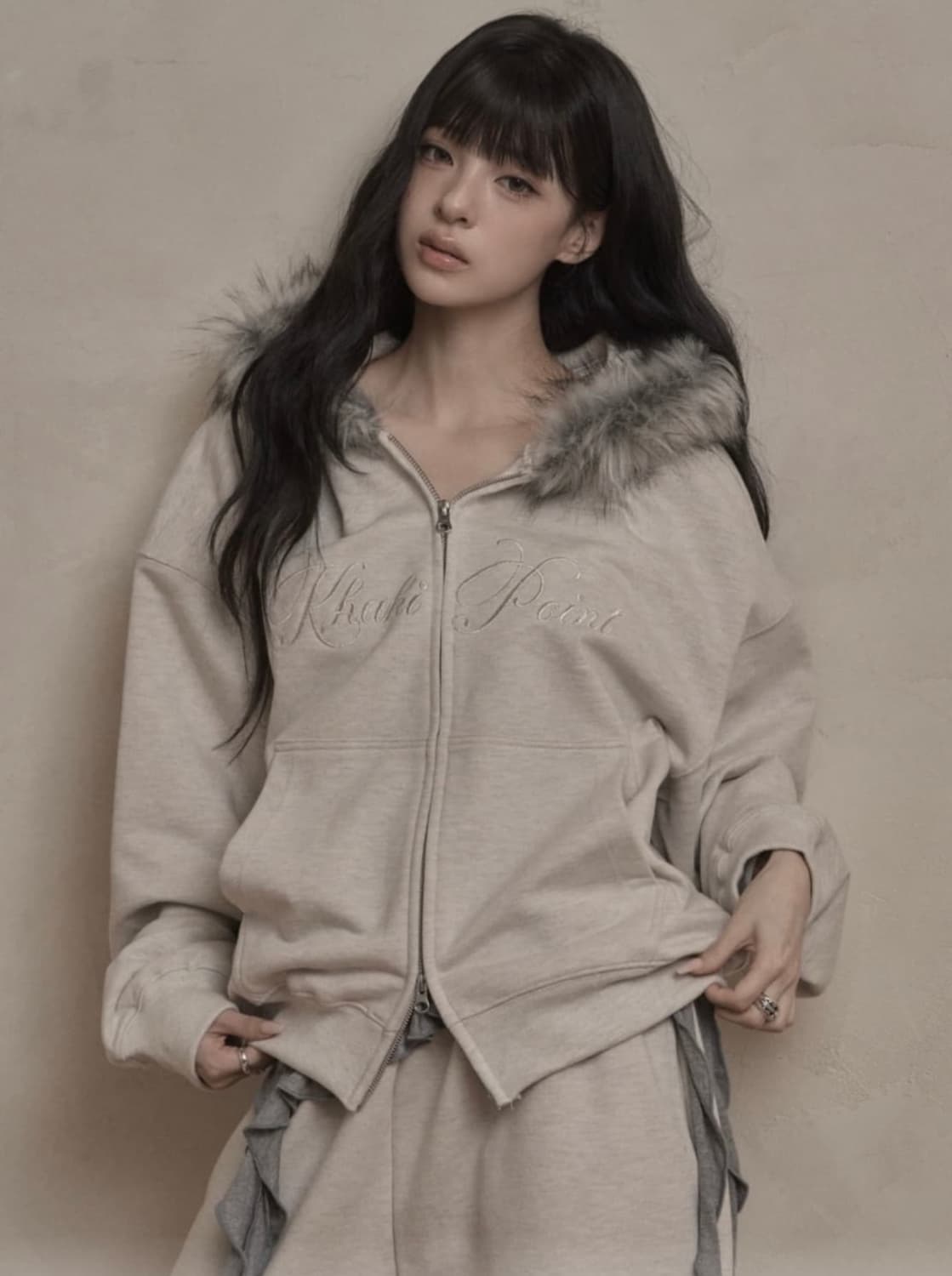 카키포인트 레터링 퍼 후드집업 (오트밀) 상품이미지1