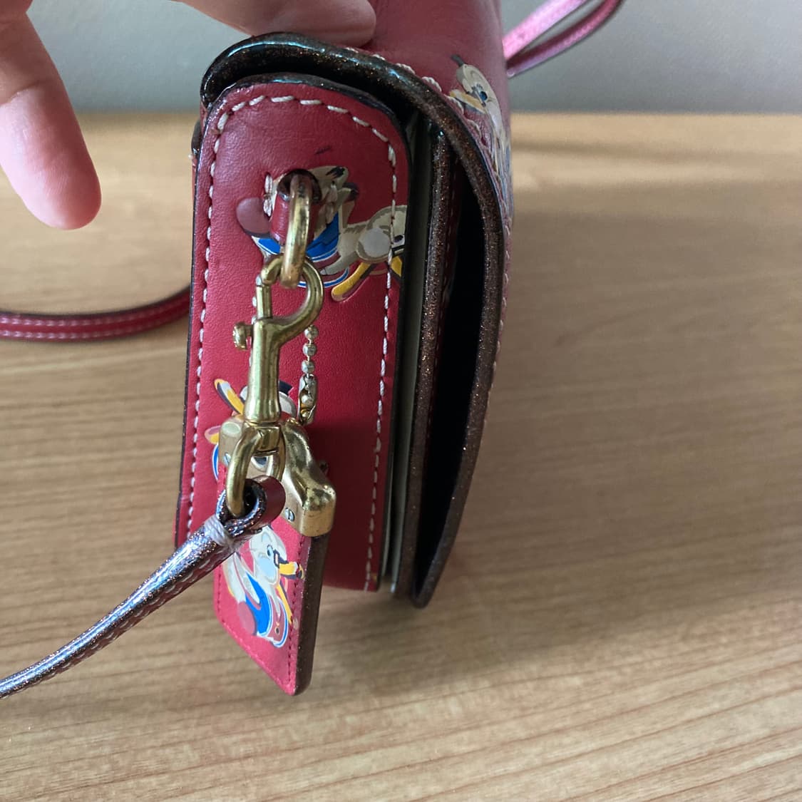 코치 도날드덕 레드 크로스백 상품이미지3