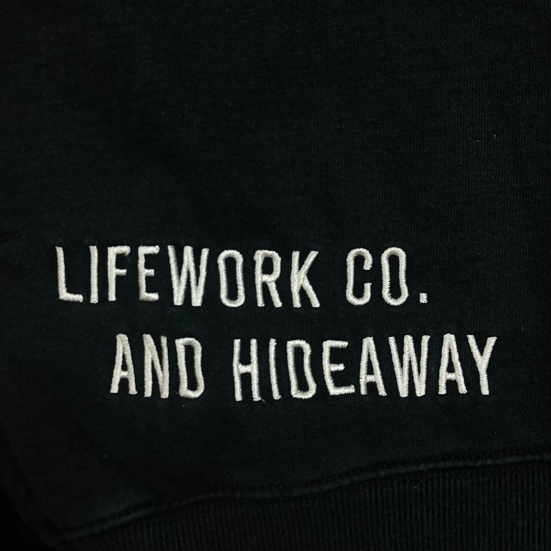 라이프워크 라독 자수 로고 블랙 맨투맨 상품이미지3