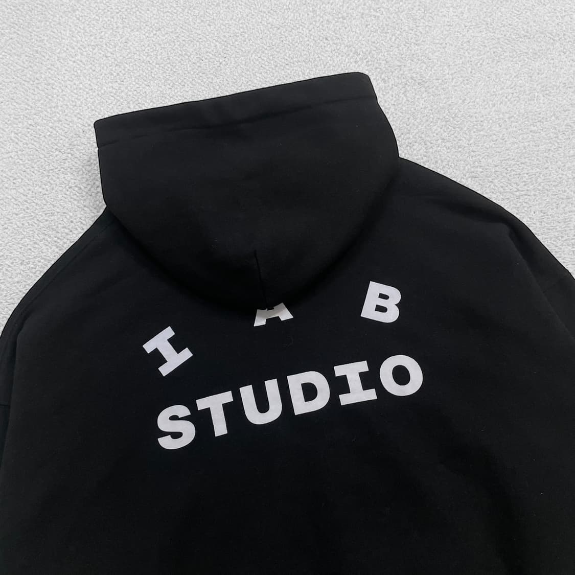 아이앱스튜디오 스펠 로고 후드티 블랙 상품이미지3