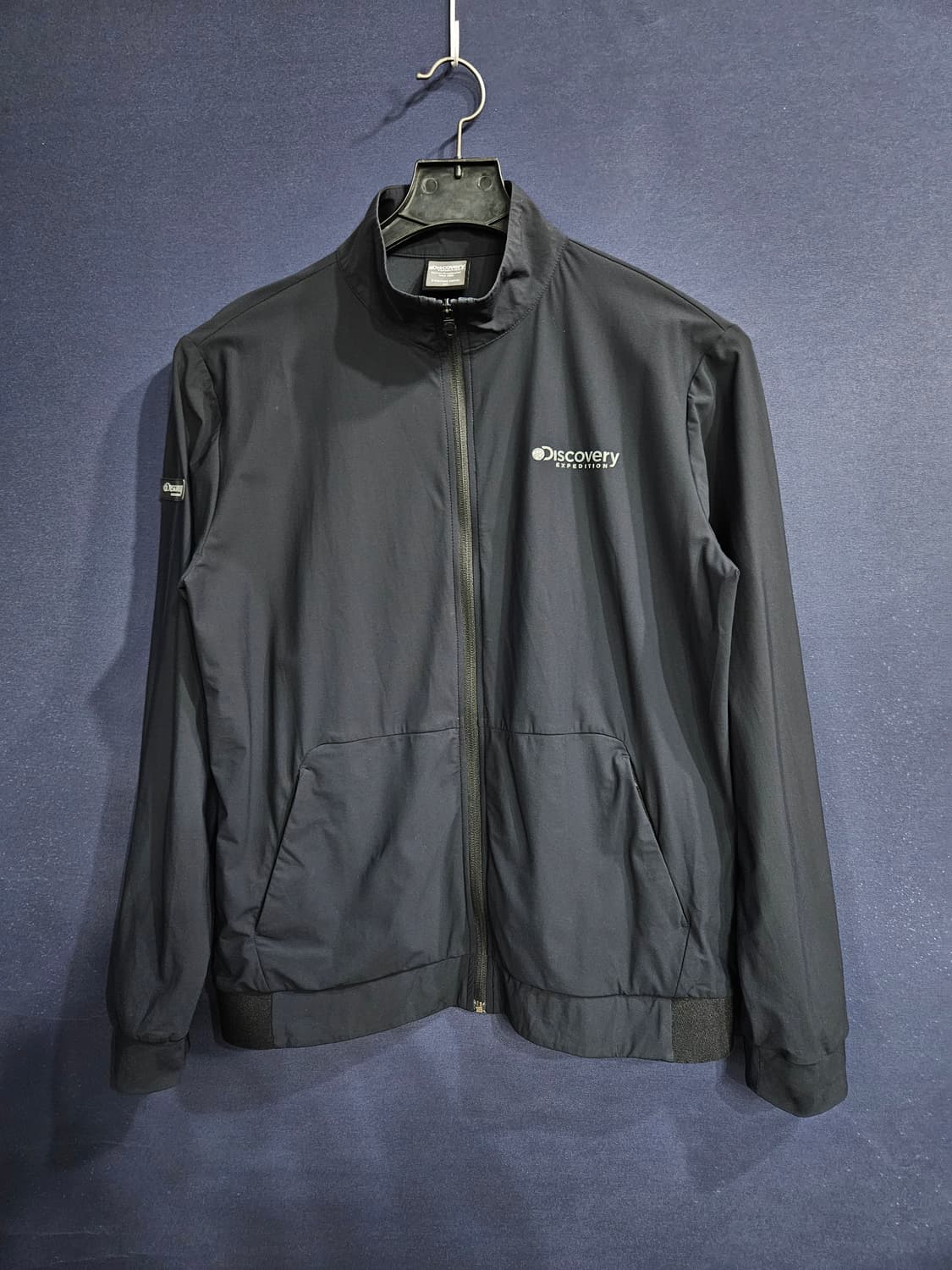 디스커버리 블랙차콜 남성 슬림핏 105 바람막이 집업자켓  상품이미지1