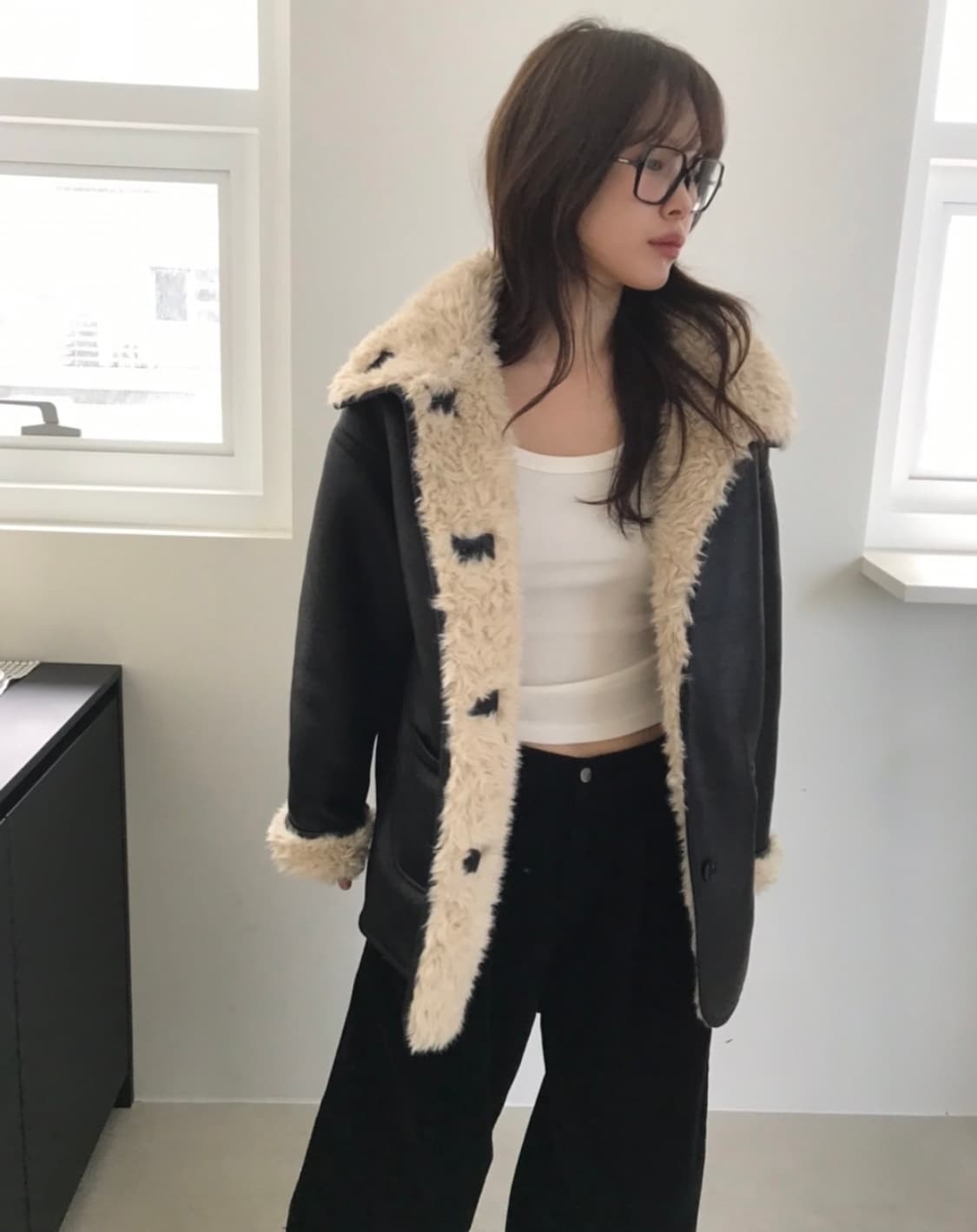 블랙업 리버시블 퍼 레더 무스탕 상품이미지4