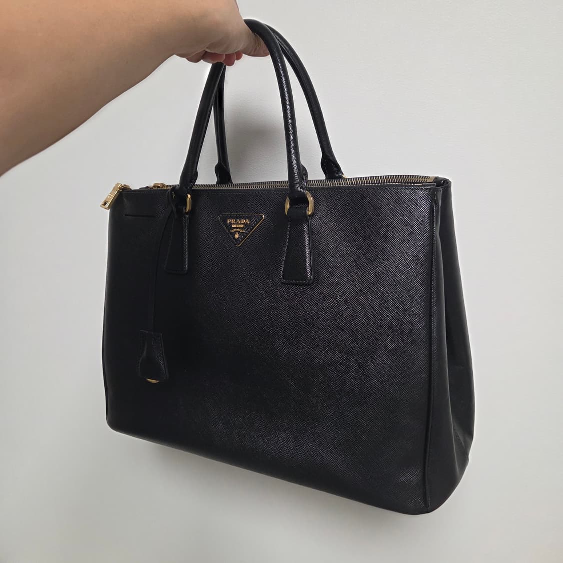 PRADA 프라다 정품 블랙 사피아노 금장 럭스 토트백 상품이미지9