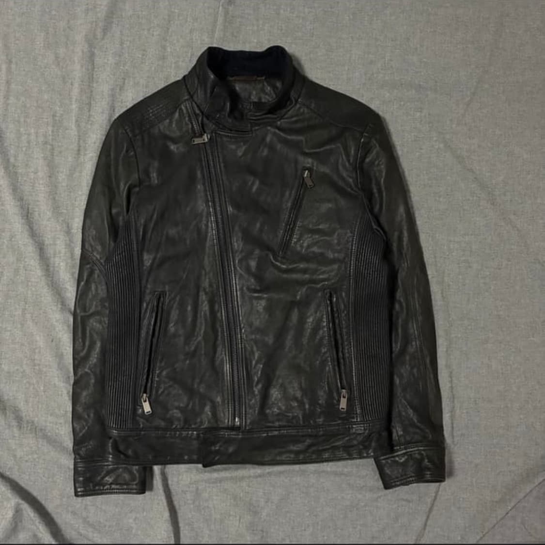 사선 하이넥 레더 재킷 상품이미지7