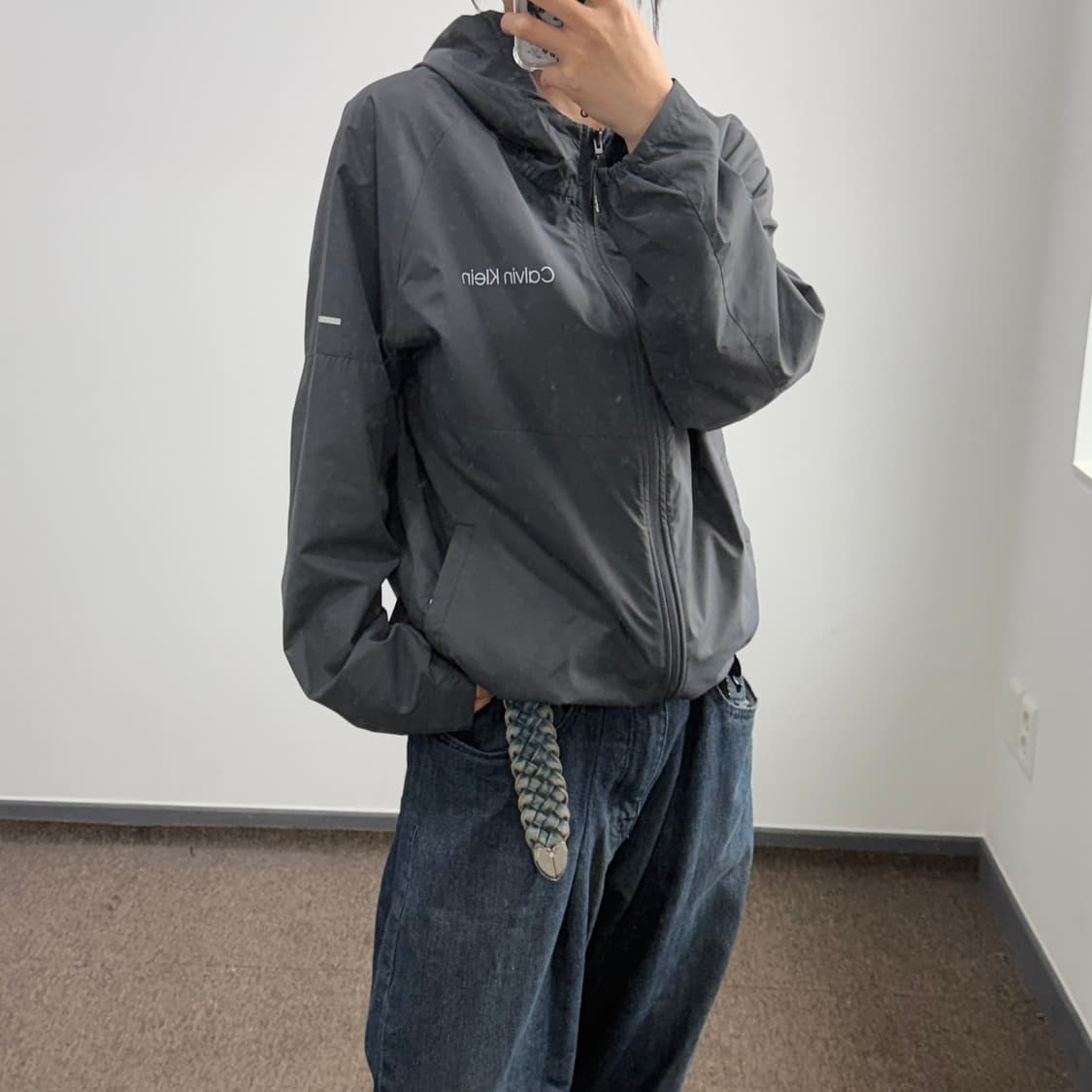 Calvin klein 켈빈클라인 백 로고 차콜 바람막이 상품이미지2