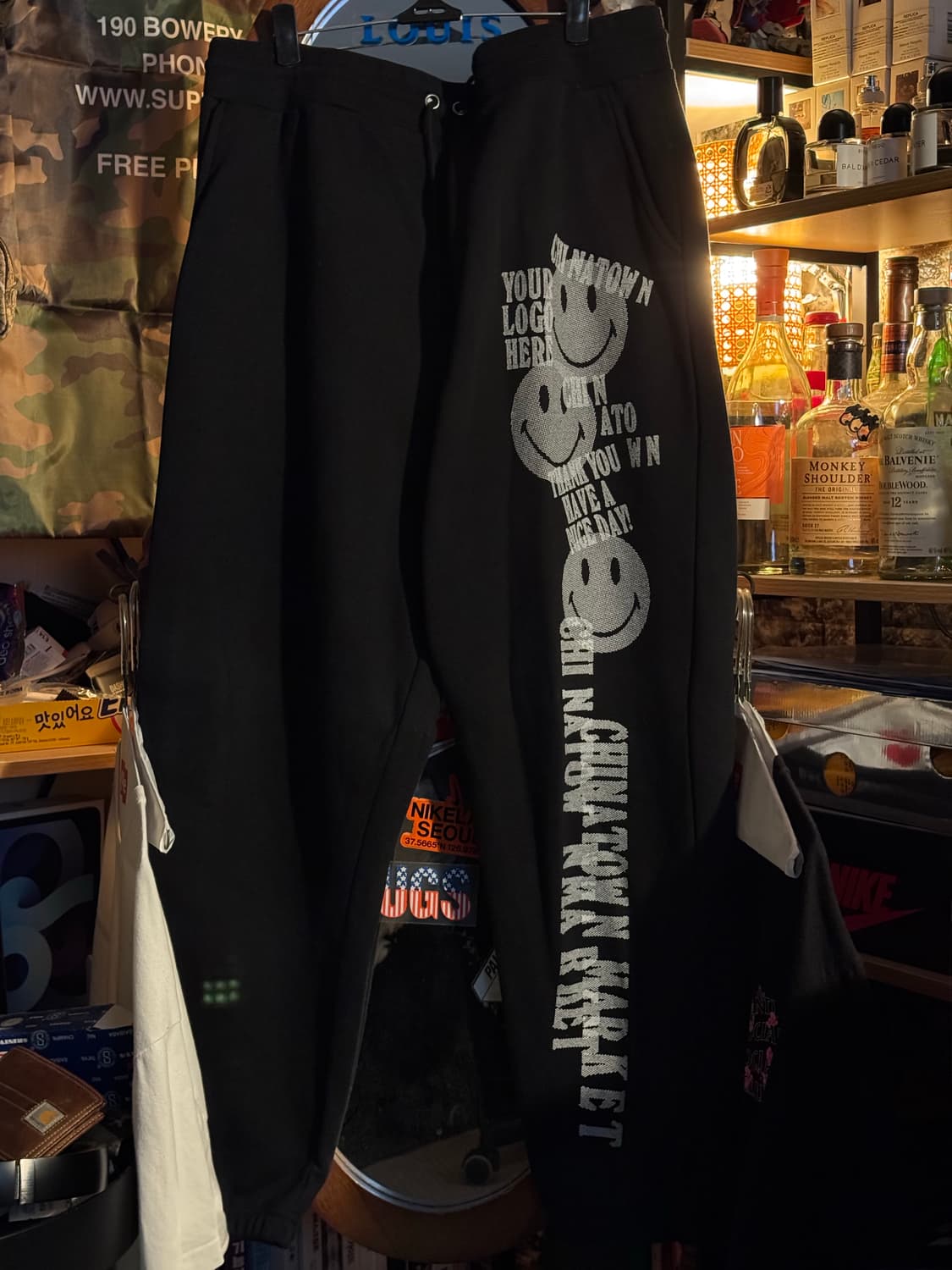 [2xl] 차이나타운마켓 스마일리 건프린트 스웻팬츠 상품이미지1